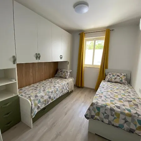 Modern With Large Outdoor Area - Sleeps 7, Close To Malta International Airport Apartament