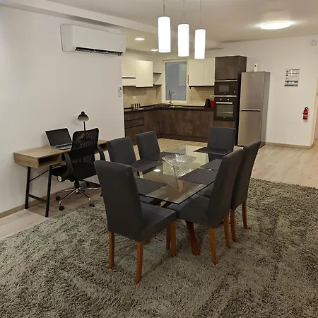 Modern With Large Outdoor Area - Sleeps 7, Close To Malta International Airport Luqa