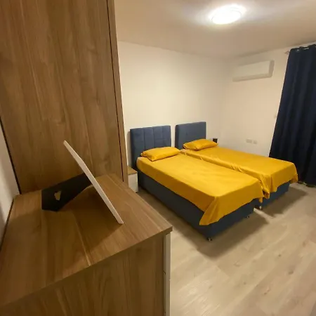 Modern With Large Outdoor Area - Sleeps 7, Close To Malta International Airport *