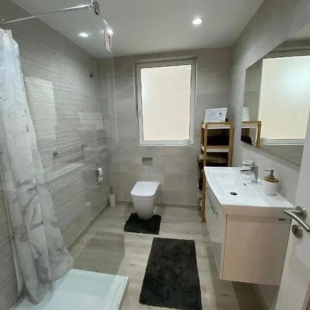 Modern 3-Bedroom Apartment - Ideal For Families And Business - Near Airport לוקה