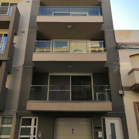 Modern With Large Outdoor Area - Sleeps 7, Close To Malta International Airport Apartment Luqa
