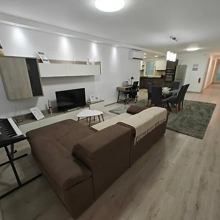Apartment Modern With Large Outdoor Area - Sleeps 7, Close To Malta International Airport