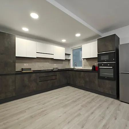 Modern With Large Outdoor Area - Sleeps 7, Close To Malta International Airport Apartment *