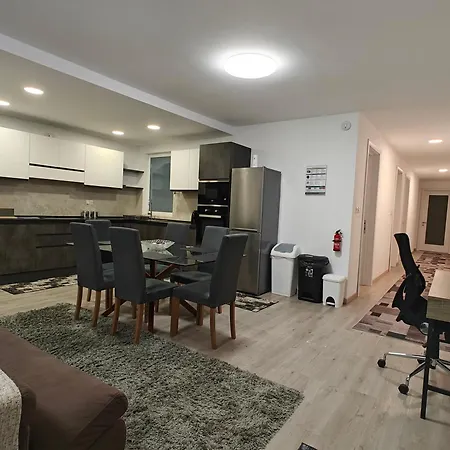 Modern 3-bedroom - Ideal For Families And Business - Near Airport *