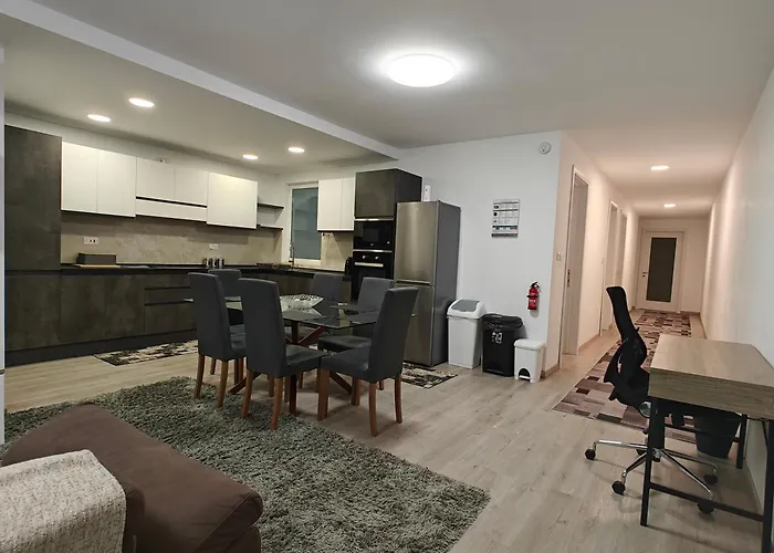 Modern 3-bedroom - Ideal For Families And Business - Near Airport *